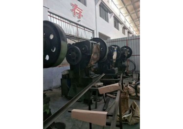 精品靓机，冲床全部出售。联系电话18888632066黄