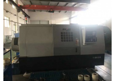 出售9成新宝鸡斜床身数控管子螺纹车床，主轴孔径200mm，发那科系统。