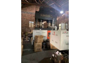 出售一台1400T南通锻压产，台面1.6X2.6米左右，价优13605499062周