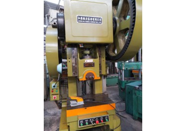 扬力63T冲床多台，少用价优13605499062周