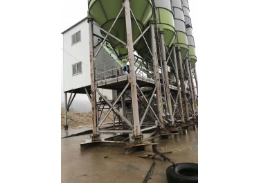 出售中联免基础180带4个片装200吨罐子！钢结构配料机！就试了一下机！几乎全新！