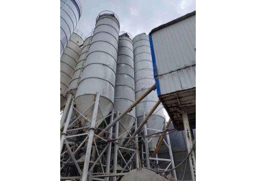 聊城莘县出售2个建友原厂100吨水泥罐 1个150吨水泥罐 3个新安的脉冲除尘器 成色如图