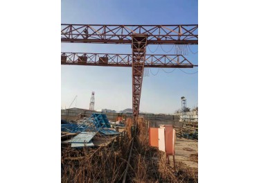 青岛工地在位出售3台10吨跨度30米，各悬9米，起升高度9米，43轨道254米