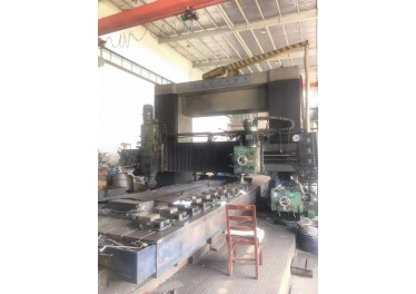 出售二手精品广东力通龙门镗铣，台面4x2米、门宽2.6米，滚珠丝杠，电机11千瓦。低价出售