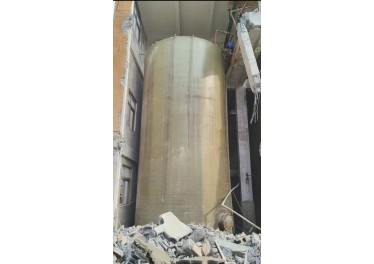新定122立方玻璃钢储罐，直接4.2米，高9米左右，成色极好，原装盐酸，在位优惠，接收预定