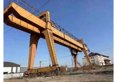 32/10吨 26米跨度外悬各8米升高9米双主梁龙门吊一台，需要的联系：15138041115