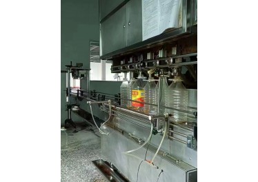 新到两台四头六头食用油灌装机，需要的联系17865762858