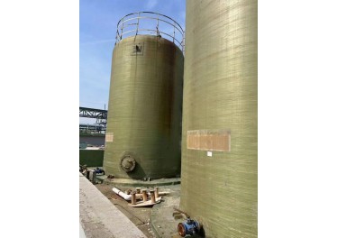 新定90立方玻璃钢耐酸碱化工储罐8台，罐内已冲洗干净，成色极好