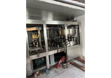 在位出售一台18-4易拉罐灌装机、成色如图九五新，需要的老板，可来现场验货